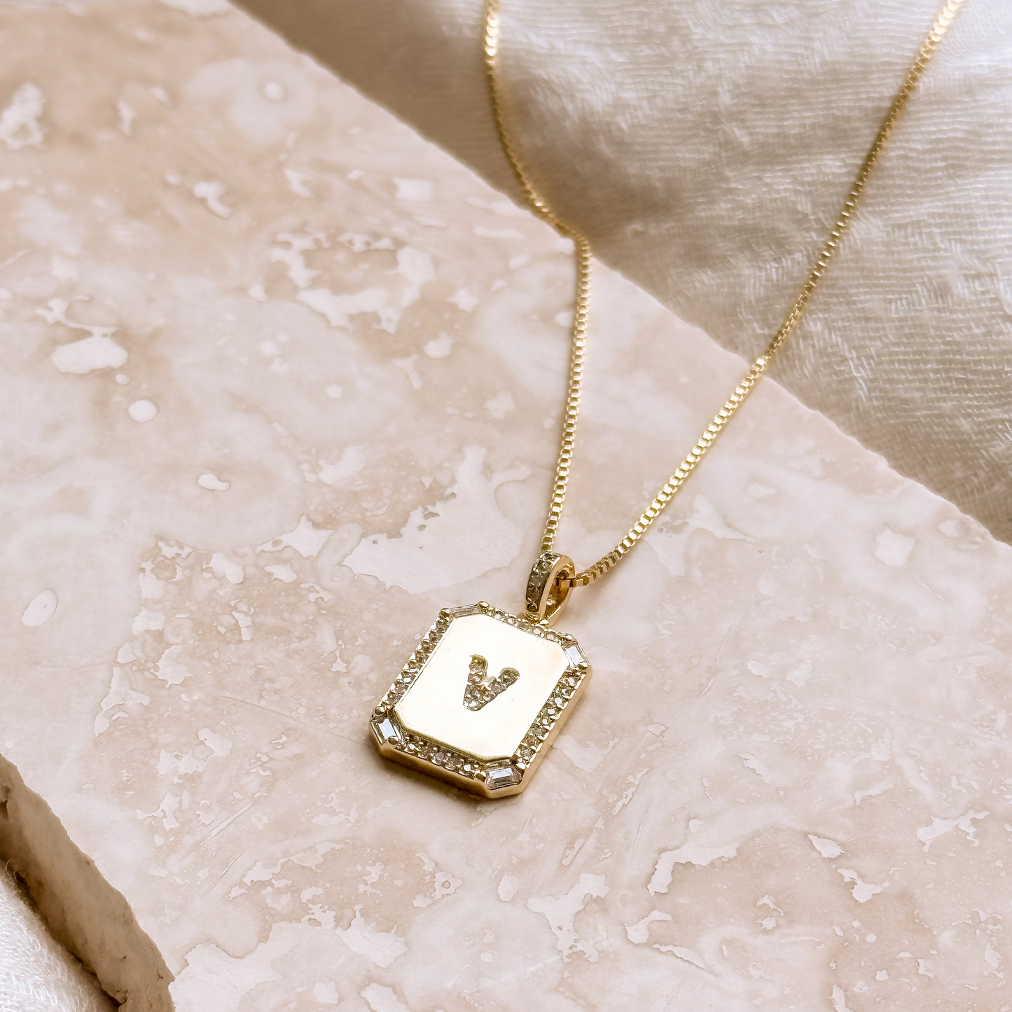 Carta Pendant + Classic Box Chain